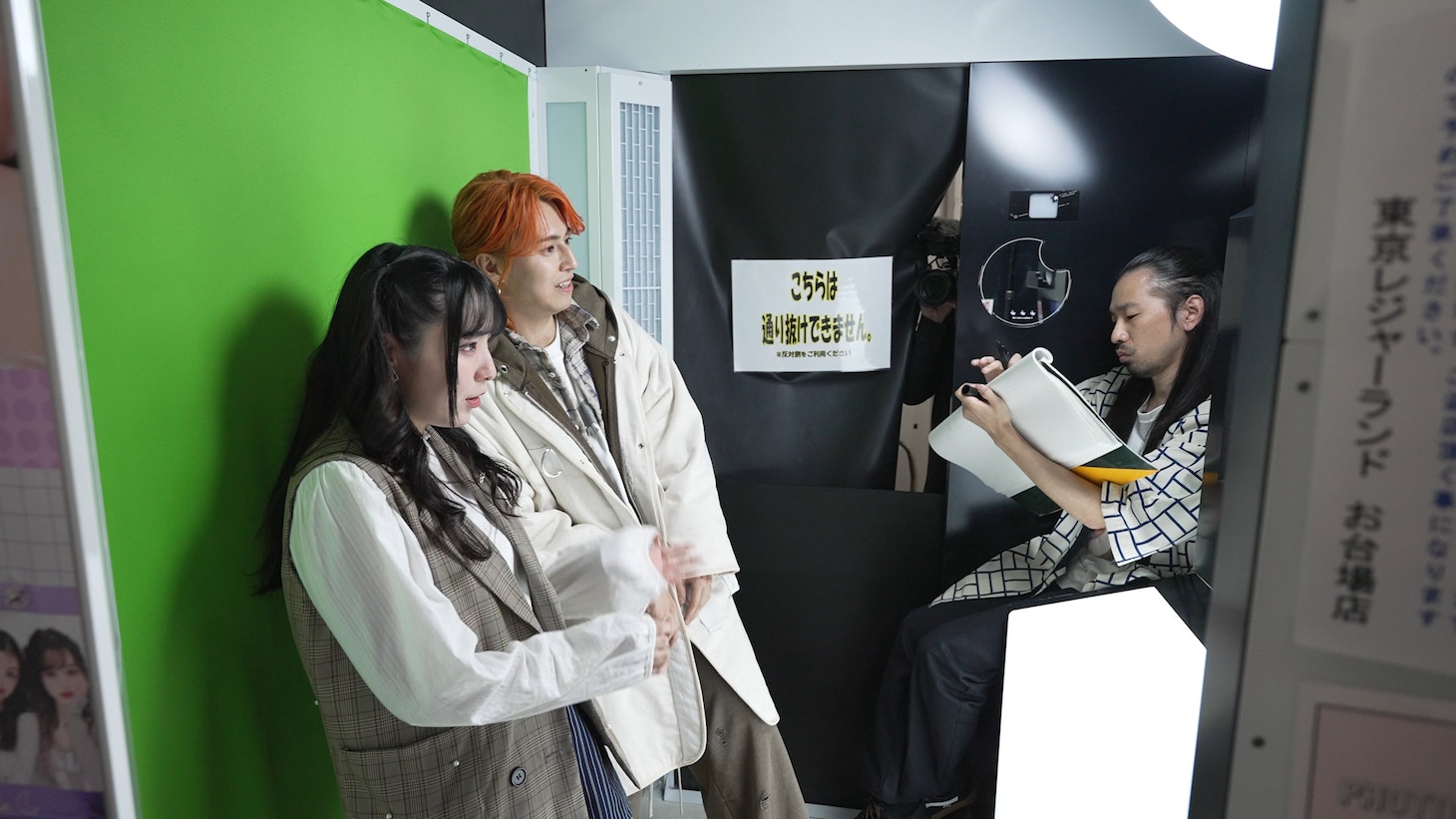 「キミとボク、ときどきカンペ」より、吉原怜那（ダウ90000）、タカシ（超特急）、タカシに指示を出す川北茂澄（真空ジェシカ）。©︎テレビ朝日