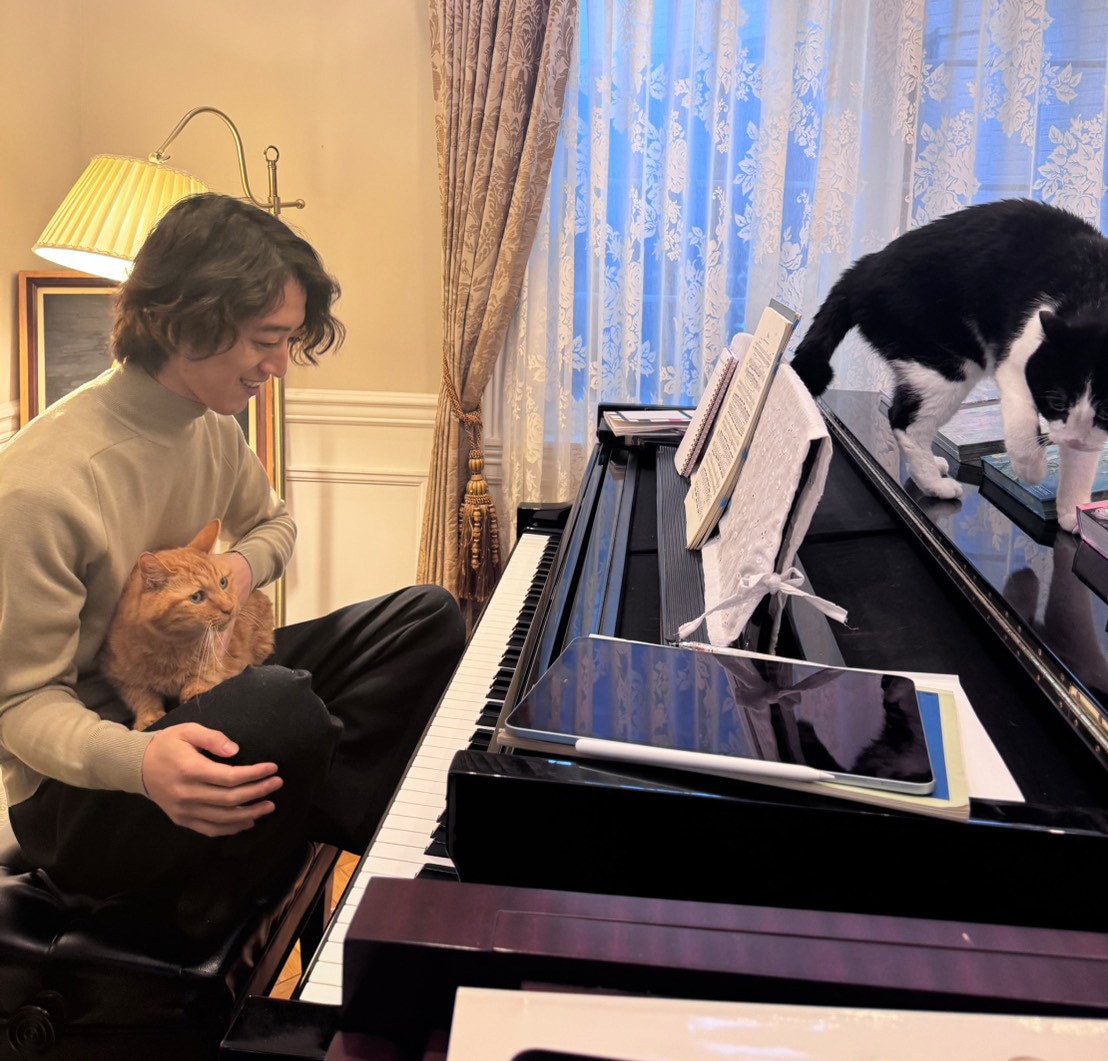 角野隼斗と愛猫のチェロちゃん、プリンちゃん。