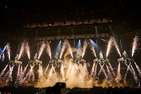 ゴンドラの上で「Imitation Rain」を披露するSixTONES。