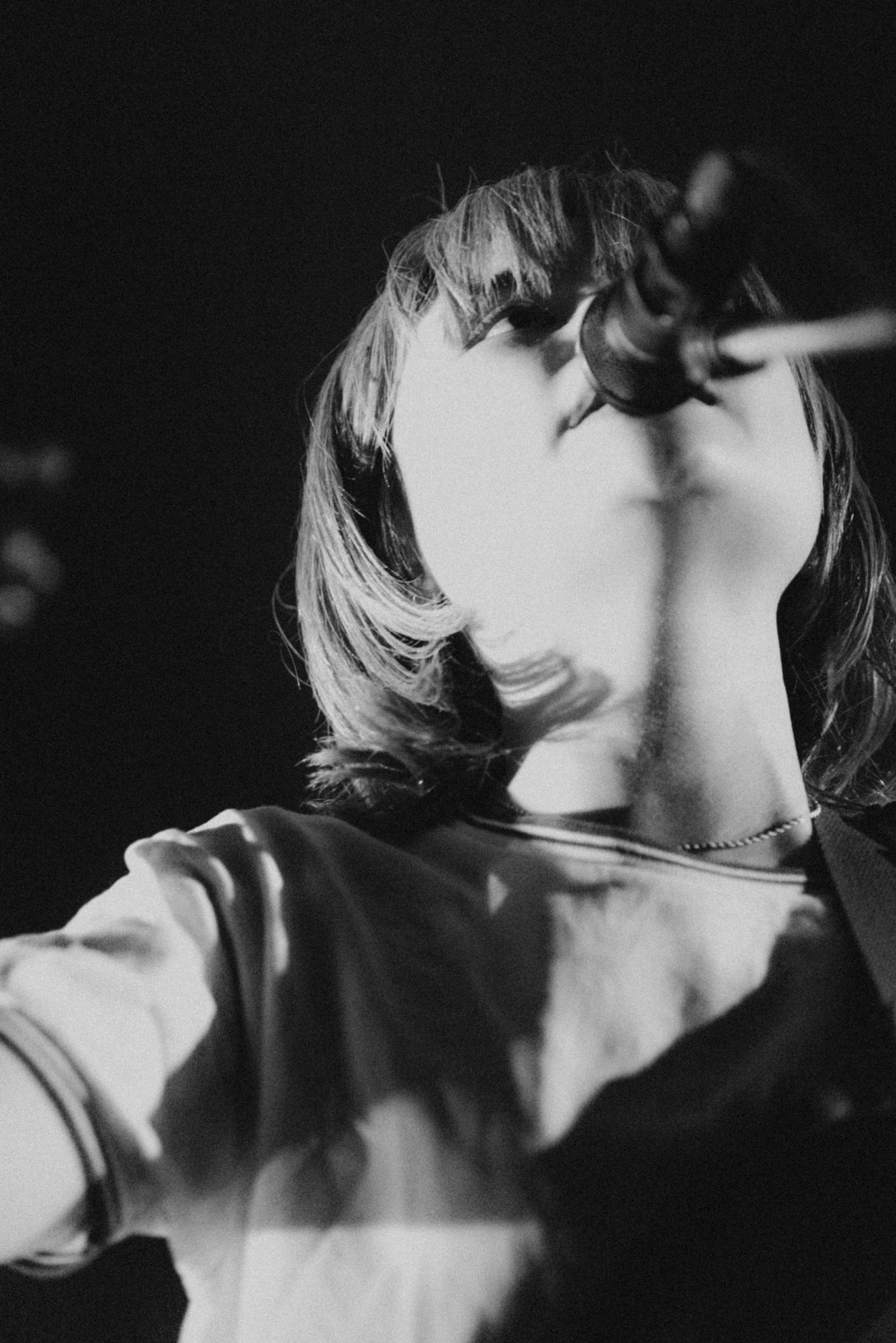 マナミオーガキ（Vo, B）（撮影：稲垣ルリ子）