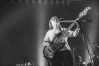 マナミオーガキ（Vo, B）（撮影：稲垣ルリ子）