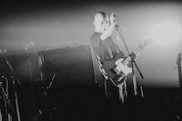 オオスカ（Vo, G）（撮影：稲垣ルリ子）