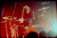 東克幸（Dr）（撮影：稲垣ルリ子）