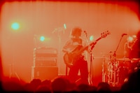 マナミオーガキ（Vo, B）（撮影：稲垣ルリ子）