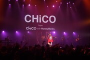 CHiCOのライブの様子。（撮影：入日伸介）