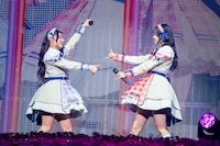 左から杏ジュリア、坂井仁香。