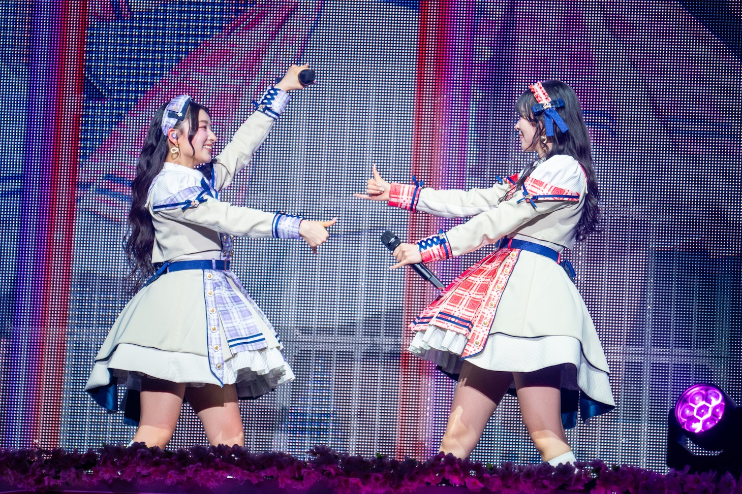 左から杏ジュリア、坂井仁香。