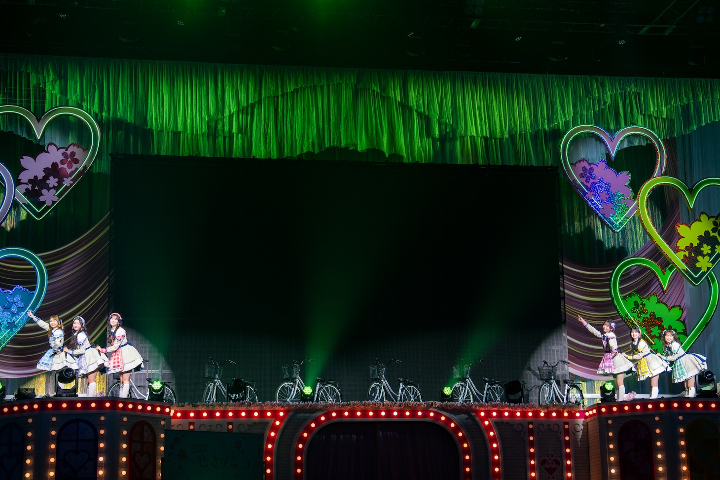 「初恋サイクリング」を披露する超ときめき♡宣伝部。