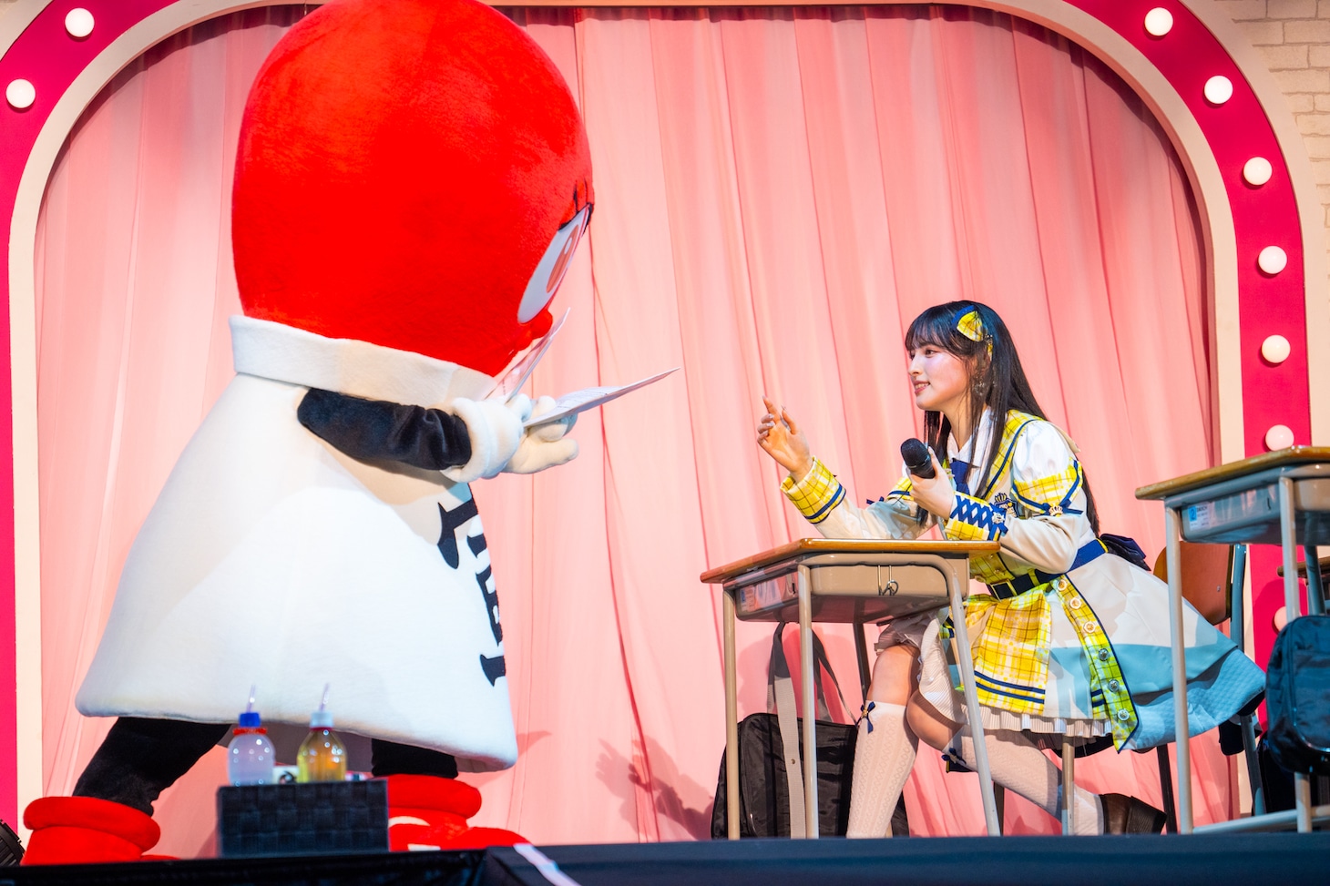 パブりんからプリントを受け取る菅田愛貴。