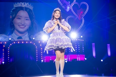 ソロ曲「うぬぼれくらいでいいじゃない」を披露する杏ジュリア。