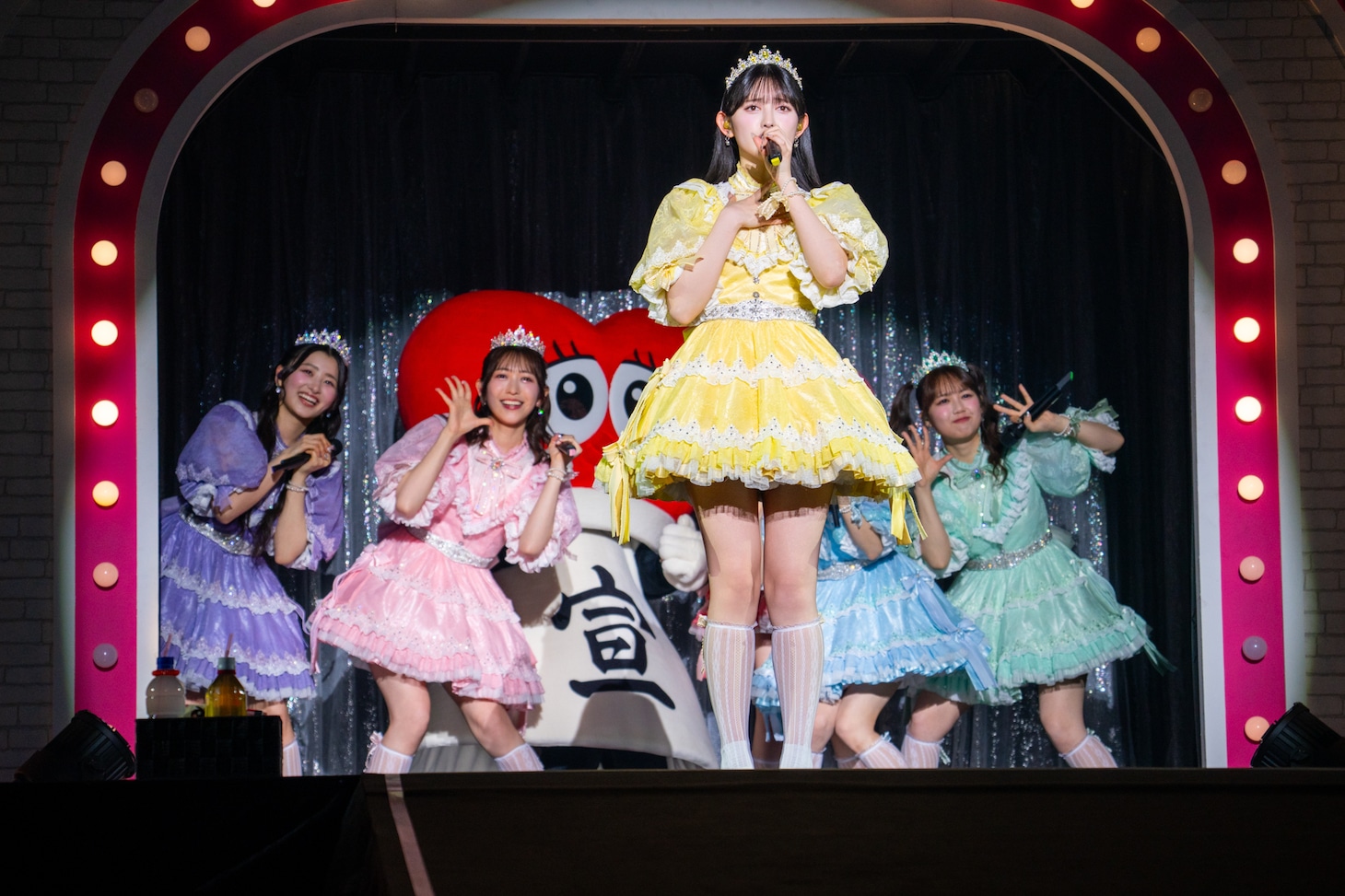 「あきちゃーん」と菅田愛貴を呼ぶメンバーとパブりん。