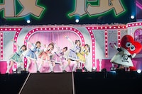 「トゥモロー最強説!!」を披露する超ときめき♡宣伝部。