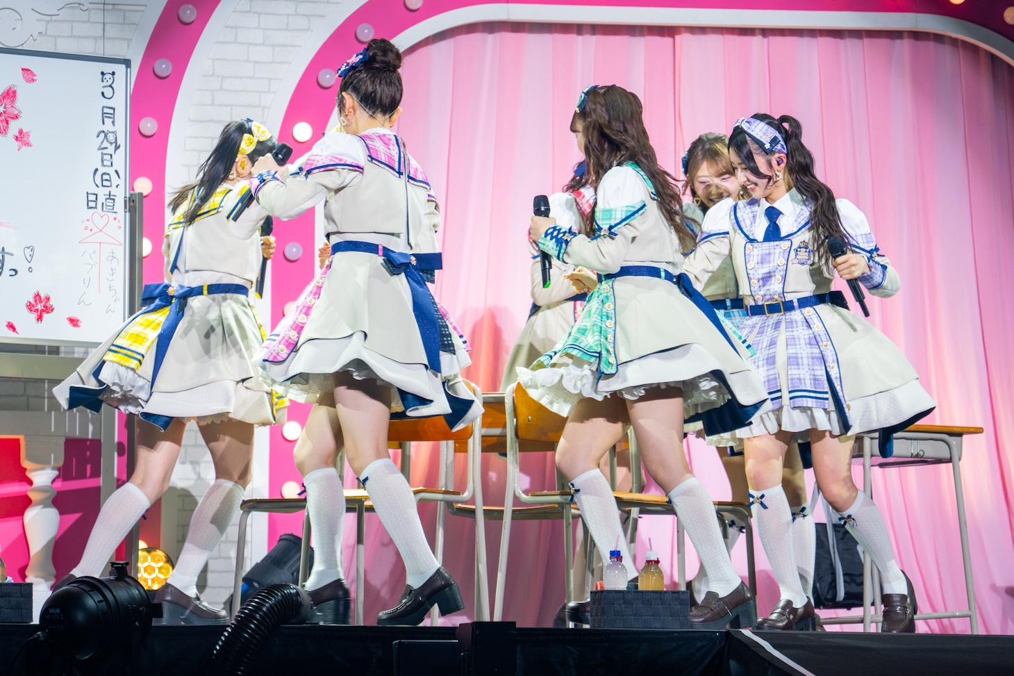 椅子取りゲームをする超ときめき♡宣伝部。