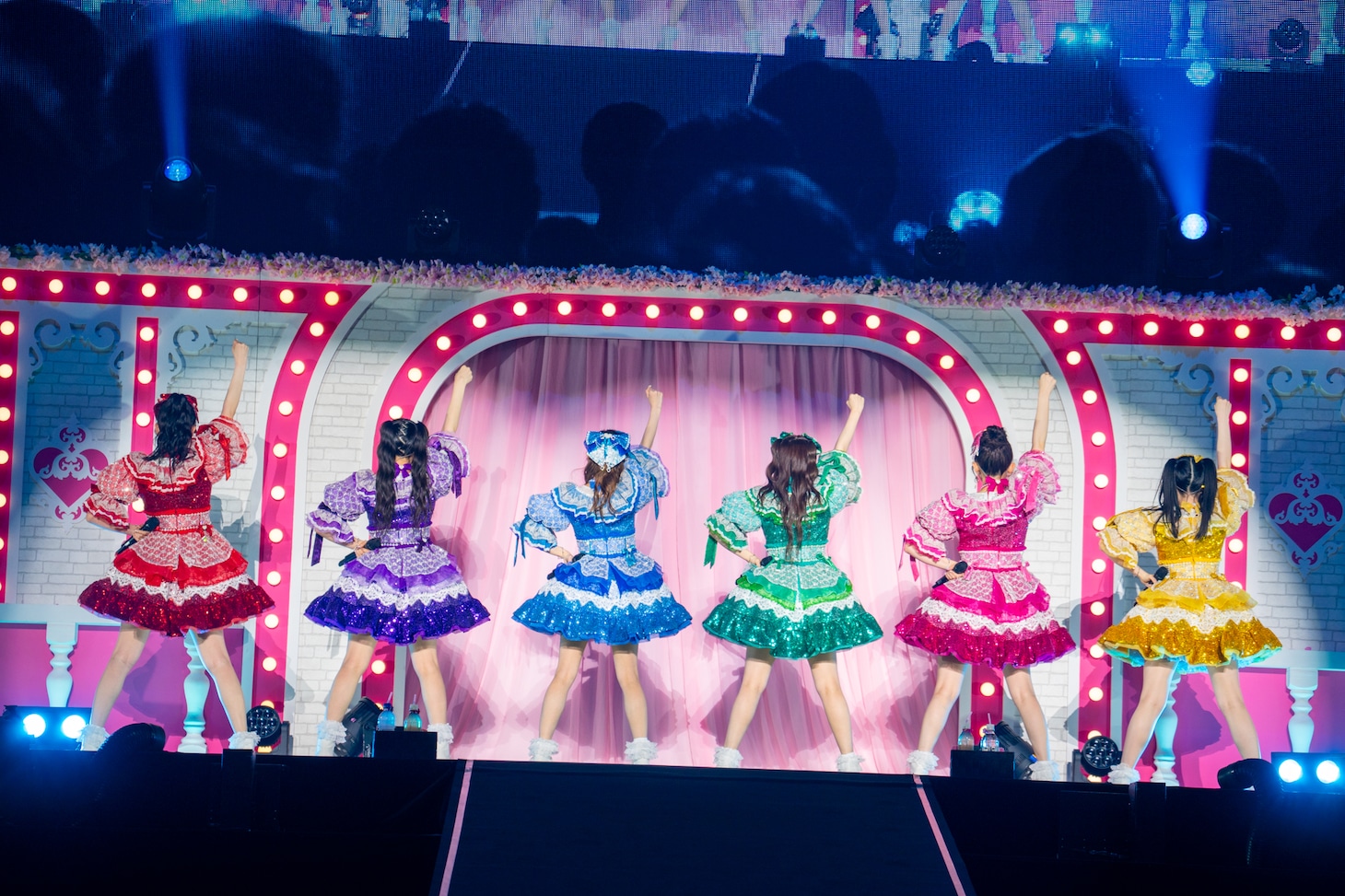 「絶対的主人公」を披露する超ときめき♡宣伝部。