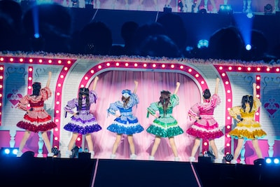 「絶対的主人公」を披露する超ときめき♡宣伝部。