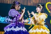 楽屋の席が杏ジュリアの隣だったことを自慢する菅田愛貴（右）。