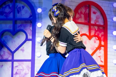 辻野かなみと抱き合う杏ジュリア。