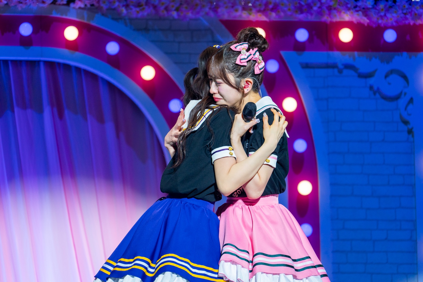 小泉遥香と抱き合う杏ジュリア。