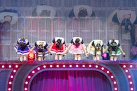 客席の宣伝部員に向かって深々とお辞儀をする超ときめき♡宣伝部。