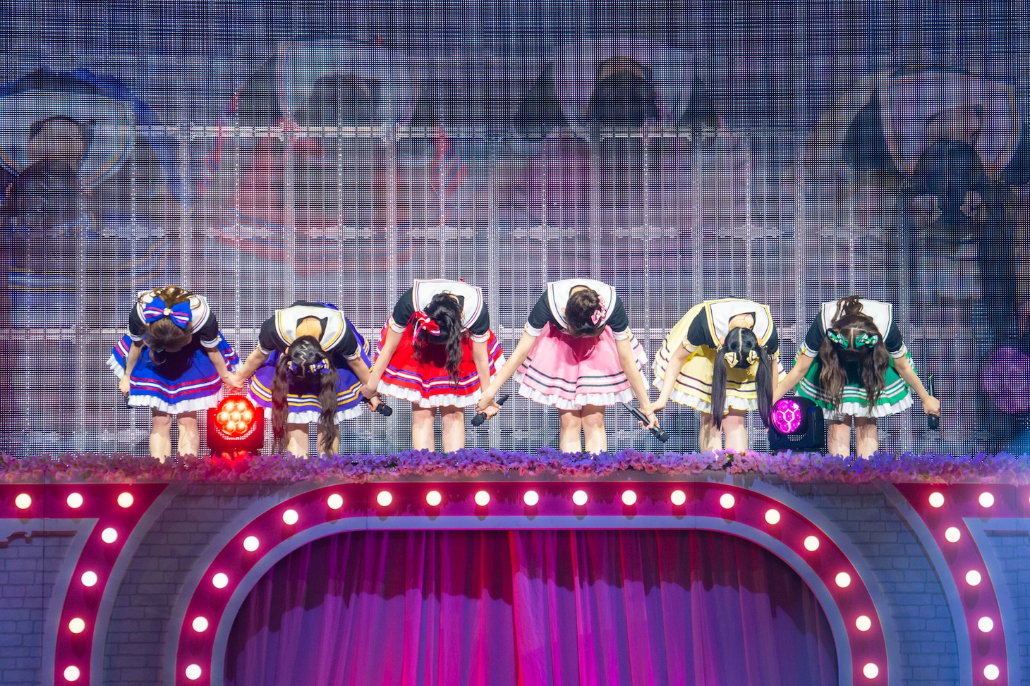 客席の宣伝部員に向かって深々とお辞儀をする超ときめき♡宣伝部。