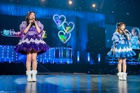 最後に杏ジュリアとホテルの部屋が一緒になったことを自慢する辻野かなみ（右）。