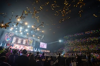 満員のぴあアリーナＭＭに舞う金テープ。