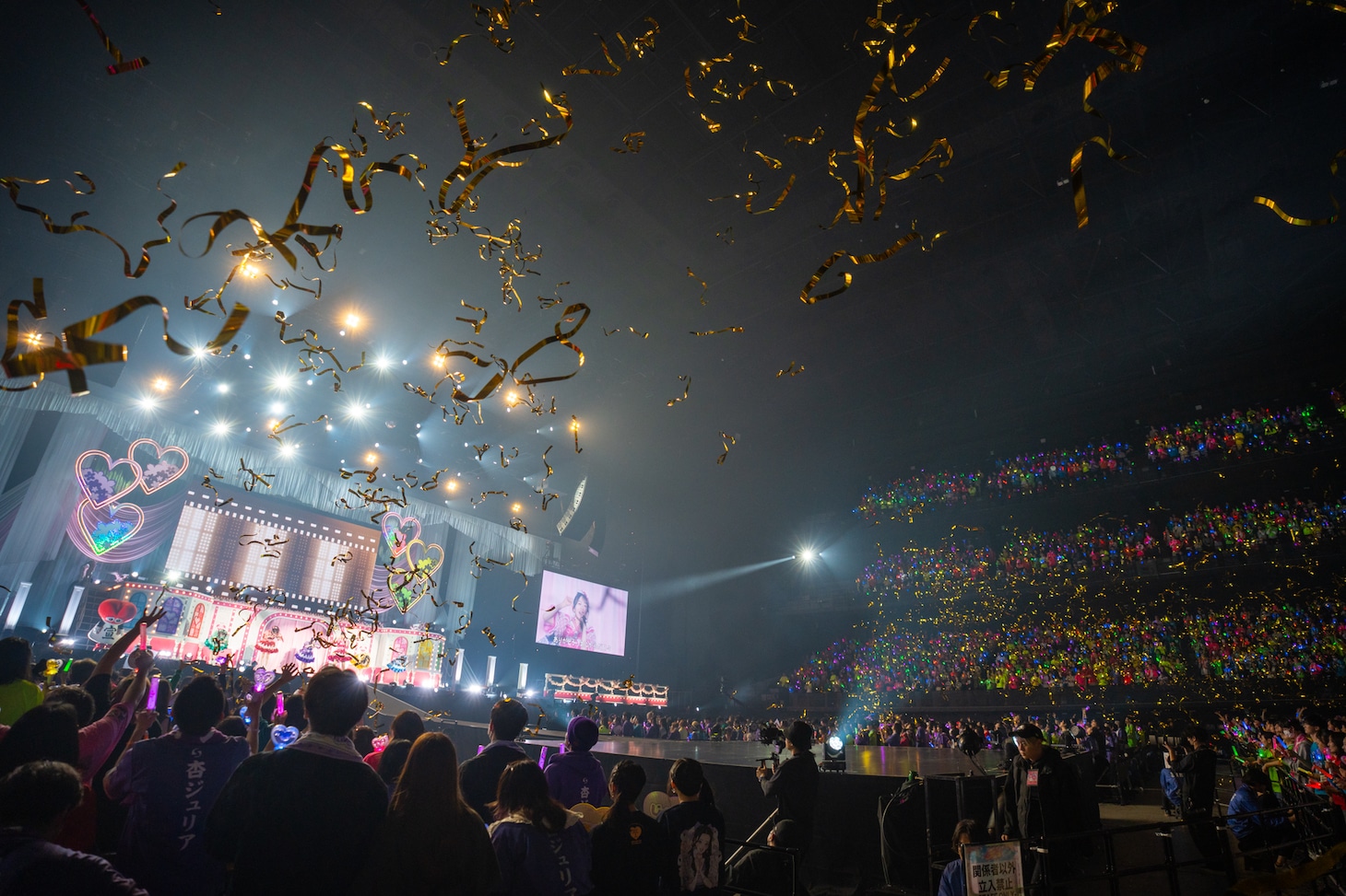 満員のぴあアリーナＭＭに舞う金テープ。