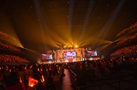 オレンジのペンライトを掲げる宣伝部員たち。