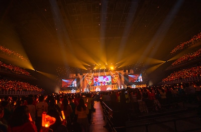 オレンジのペンライトを掲げる宣伝部員たち。