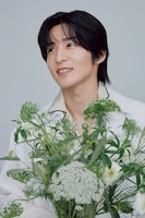 花束を持つ目黒蓮（Snow Man）。©LEE2026年5月号特別版 / 集英社（撮影：三瓶康友）