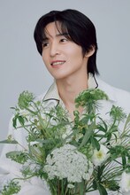 花束を持つ目黒蓮（Snow Man）。©LEE2026年5月号特別版 / 集英社（撮影：三瓶康友）