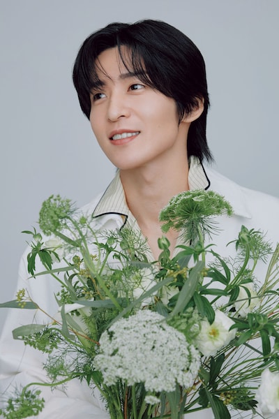 花束を持つ目黒蓮（Snow Man）。©LEE2026年5月号特別版 / 集英社（撮影：三瓶康友）