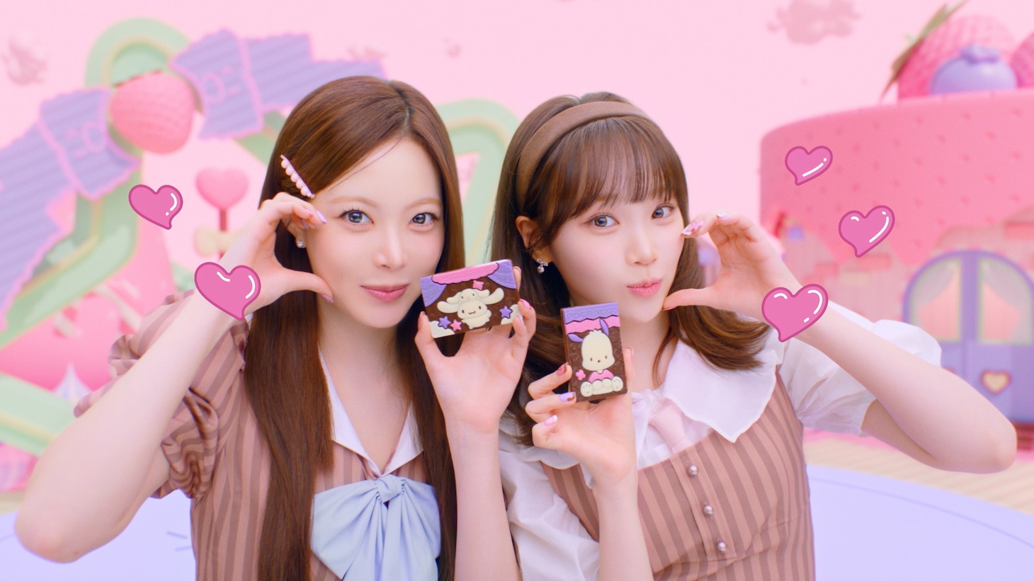 CM「サンリオキャラクターズ キャラパキ『LE SSERAFIM』Ver.」より。左から、EUNCHAE、CHAEWON。© 2026 SANRIO CO., LTD. APPROVAL NO. L665380