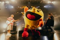 ヤバイTシャツ屋さんとパックマン。（Photo by kawado）PAC-MAN™& ©Bandai Namco Entertainment Inc.