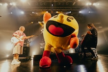 ヤバイTシャツ屋さんとパックマン。（Photo by kawado）PAC-MAN™& ©Bandai Namco Entertainment Inc.