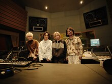 Omoinotakeメンバーと小笹大輔（Official髭男dism）。