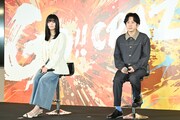 左から池田エライザ、二宮和也。
