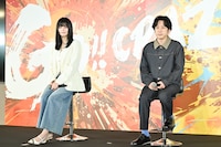 左から池田エライザ、二宮和也。