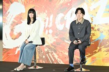 左から池田エライザ、二宮和也。