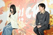 楽しげにトークする池田エライザ（左）、二宮和也（右）。