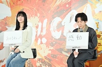 「理性より本能が勝つ瞬間は？」という質問に答える池田エライザ（左）、二宮和也（右）。