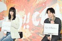 「メンタルがまいってるときについやってしまう行動は？」という質問に答える池田エライザ（左）、二宮和也（右）。