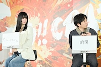 「本能（感情）をおさえて後悔したことは？」という質問に答える池田エライザ（左）、二宮和也（右）。