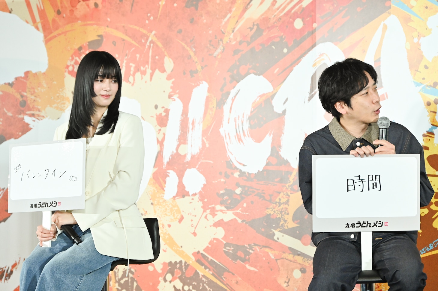 「本能（感情）をおさえて後悔したことは？」という質問に答える池田エライザ（左）、二宮和也（右）。