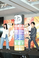 左から池田エライザ、だるま、二宮和也。