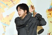 だるまを倒そうとハンマーを大きく振りかぶる二宮和也。