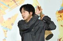 だるまを倒そうとハンマーを大きく振りかぶる二宮和也。
