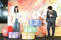 だるまを倒したあとの池田エライザ（左）、二宮和也（右）。