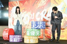 だるまを倒したあとの池田エライザ（左）、二宮和也（右）。