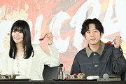 「丸亀うどんメシ」をれんげですくった池田エライザ（左）と二宮和也（右）。